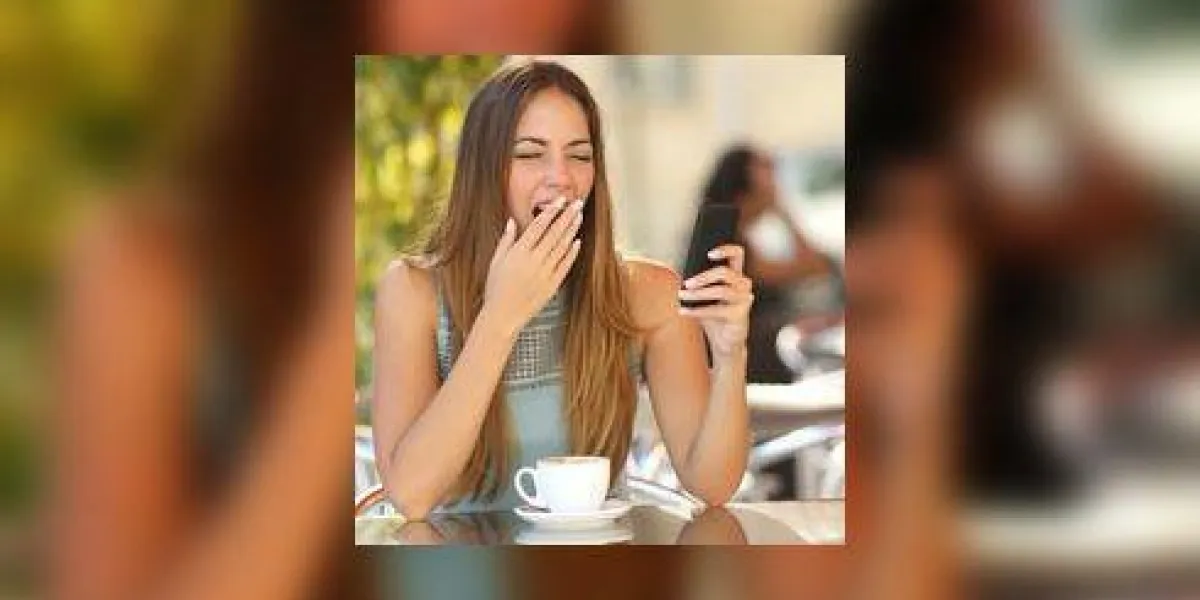 femme fatiguée bâillement alors qu'il travaille au téléphone au petit déjeuner dans un restaurant femme fatiguée bâillement alors qu'il travaille au téléphone au petit déjeuner dans un restaurant