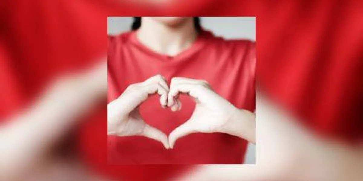 femme en forme de coeur avec les mains femme en forme de coeur avec les mains