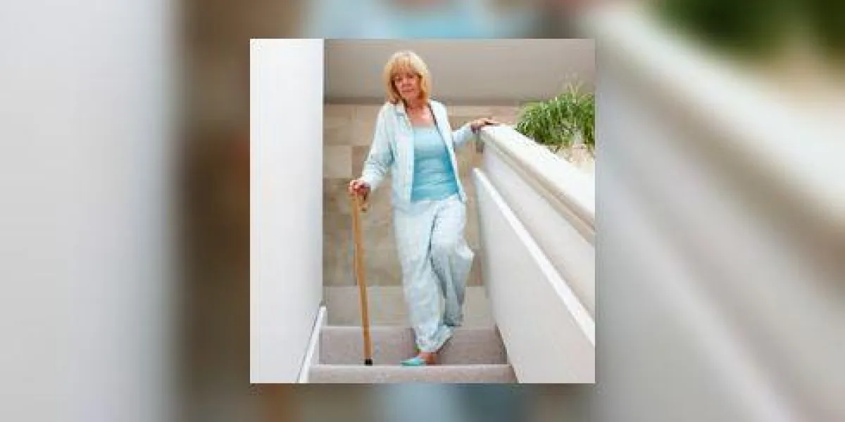 femme âgée, descendant les escaliers