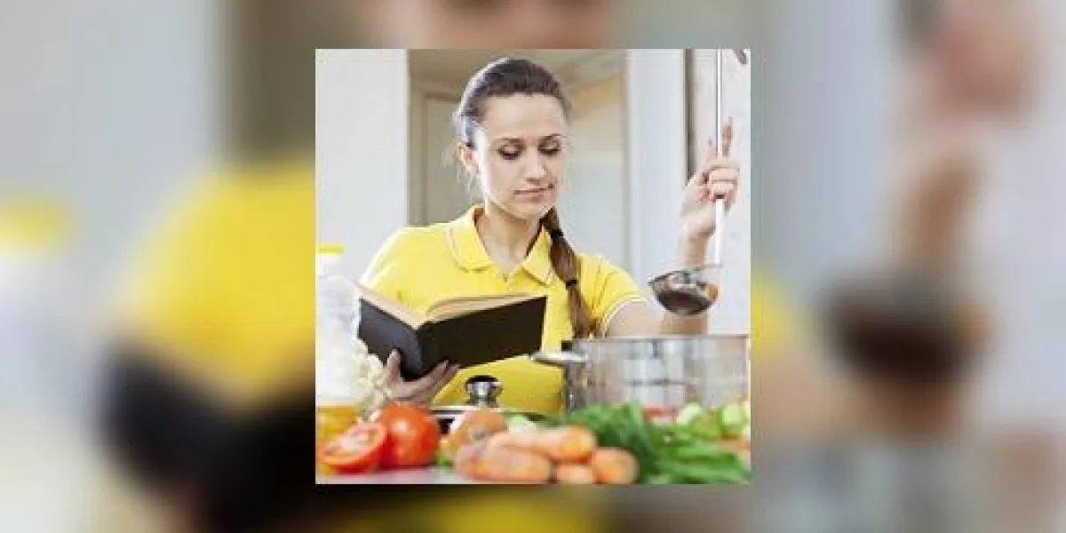 femme cuisine avec livre