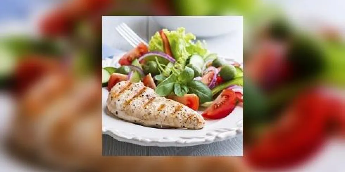 poitrine de poulet grillée avec salade de légumes poitrine de poulet grillée avec salade de légumes