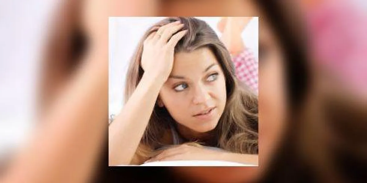 femme allongée sur le lit
