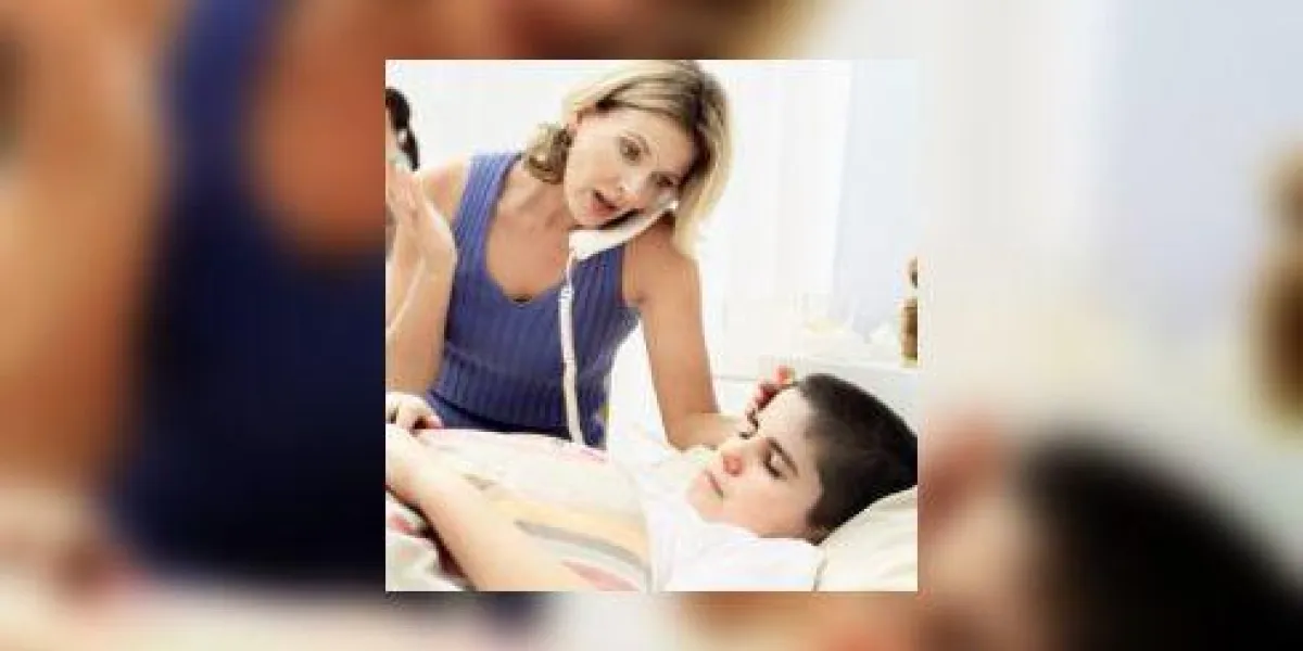 jeune femme parlant au téléphone assis à côté d'un jeune garçon jeune femme parlant au téléphone assis à côté d'un jeune garçon