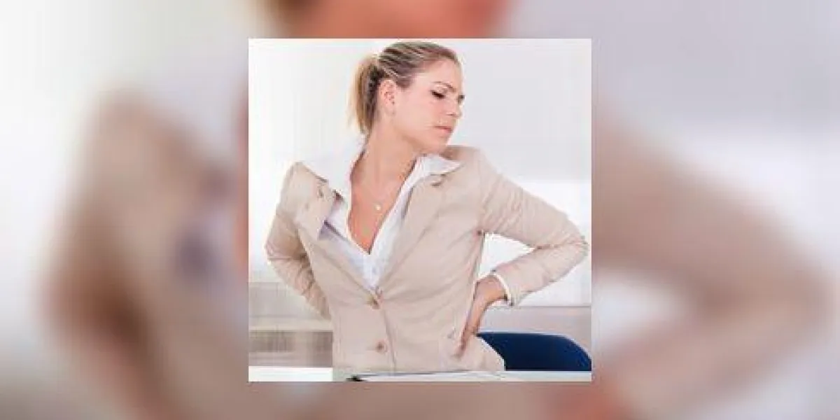 jeune femme d'affaires souffrant de maux de dos