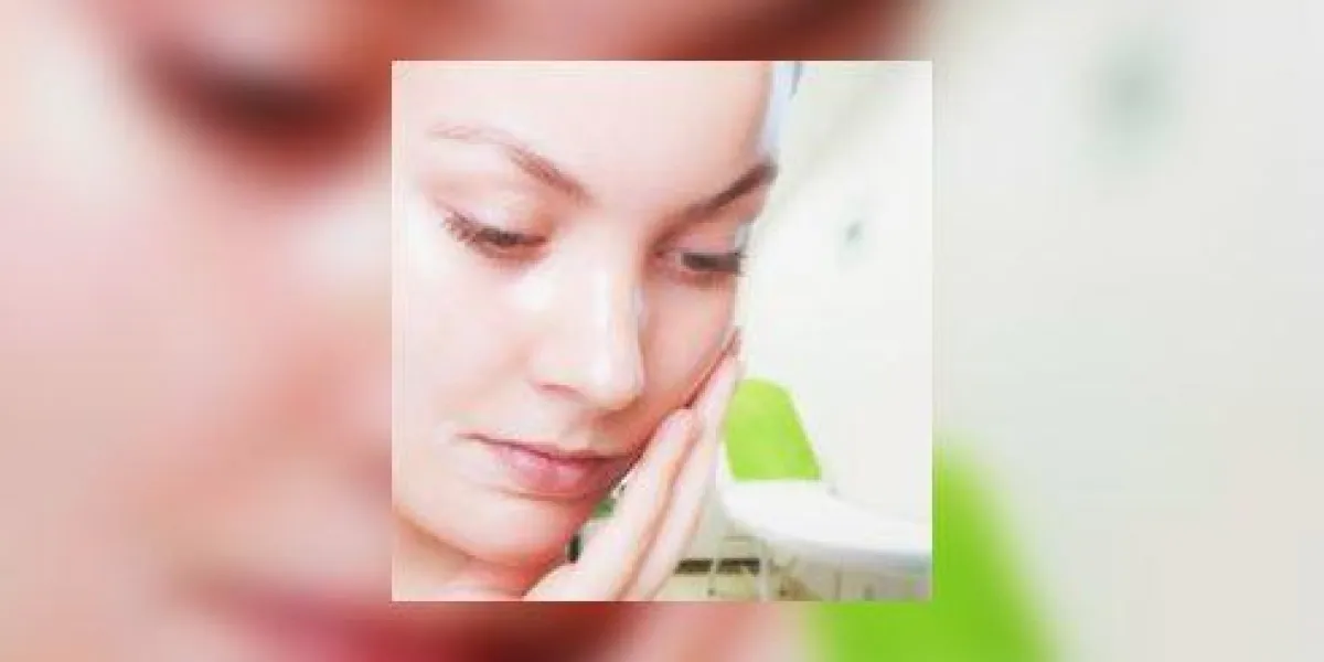 cosmétologie - femme dans le visage peel off masque peeling peau