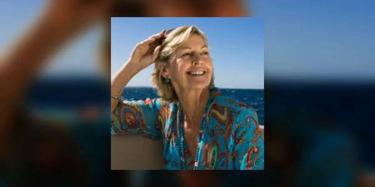 femme souriante sur le bateau dans l'océan femme souriante sur le bateau dans l'océan