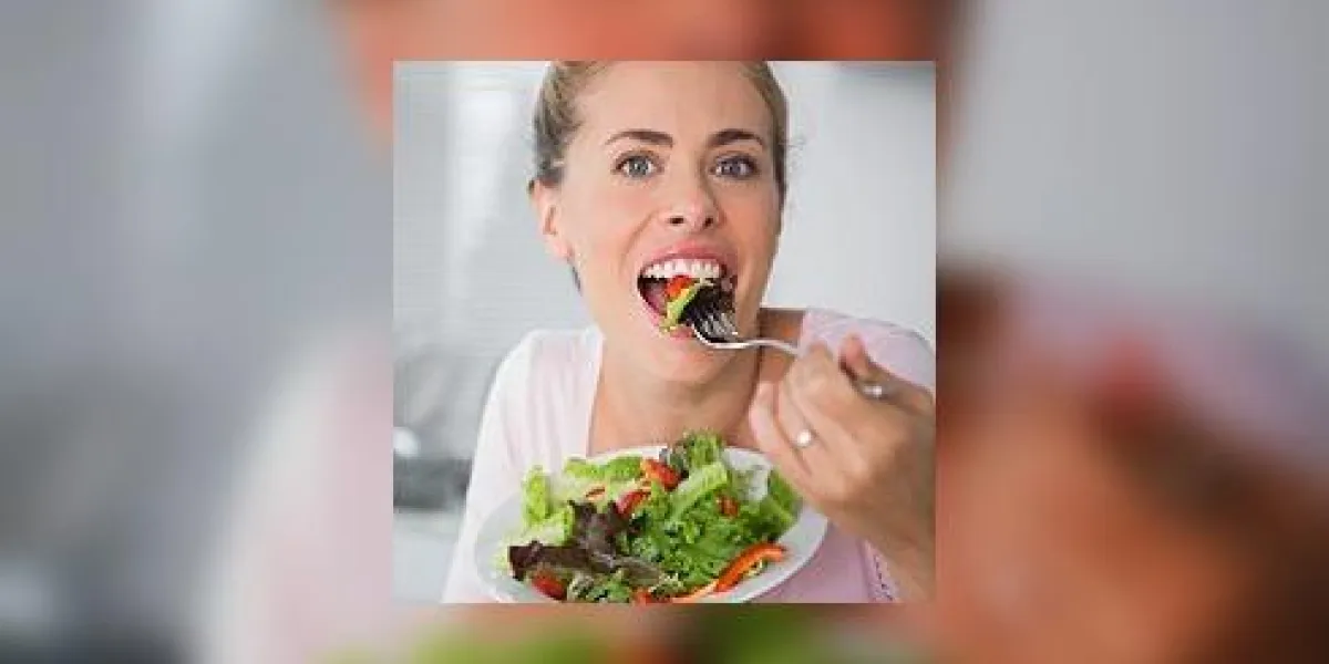 blonde occasionnelle posant en mangeant une salade blonde occasionnelle posant en mangeant une salade