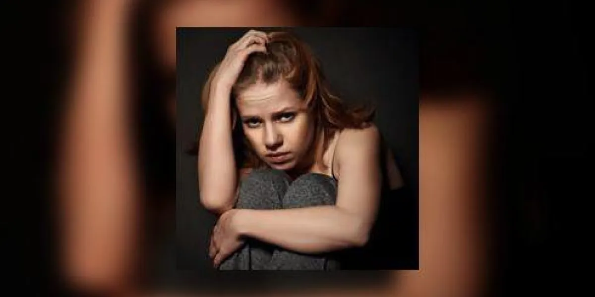 femme dans la dépression et le désespoir pleurer sur noir sombre