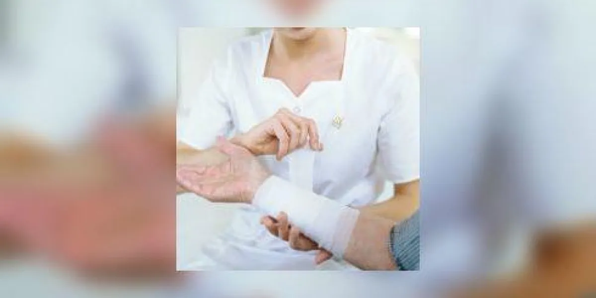 infirmière enveloppant bandage autour du poignet du patient