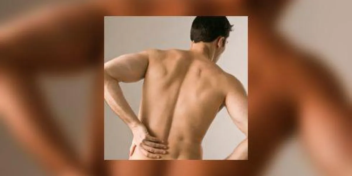 homme avec mal de dos