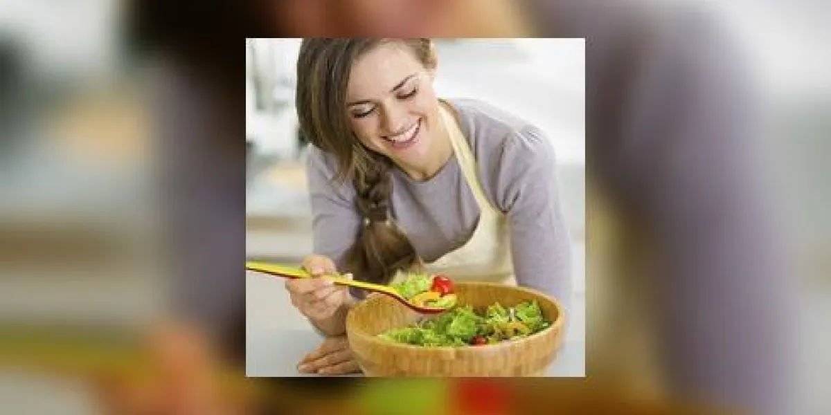 heureuse jeune femme au foyer avec une salade de légumes frais dans la cuisine heureuse jeune femme au foyer avec une salade de légumes frais dans la cuisine