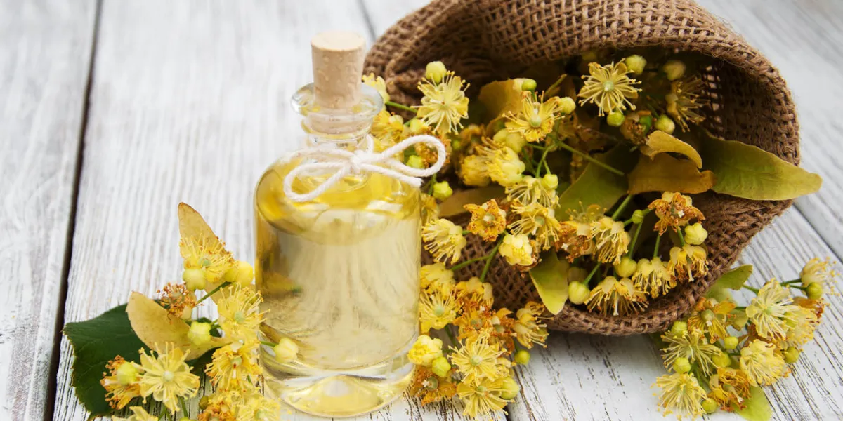 bouteille d'huile essentielle de tilleul et de fleurs de citron jaune bouteille d'huile essentielle de tilleul et de fleurs de citron jaune