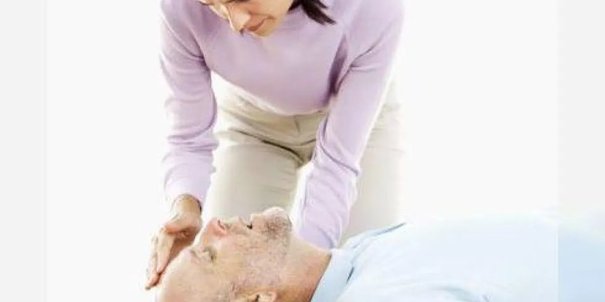 jeune femme effectuant une réanimation cardiopulmonaire