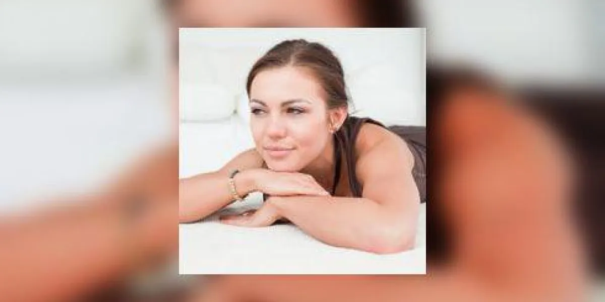 jeune femme allongée sur un tapis