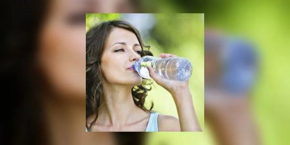 jeune femme brune aux cheveux d'eau potable