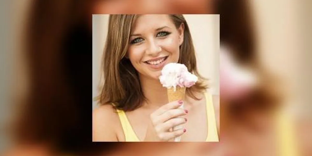 jeune femme séduisante, manger de la crème glacée jeune femme séduisante, manger de la crème glacée