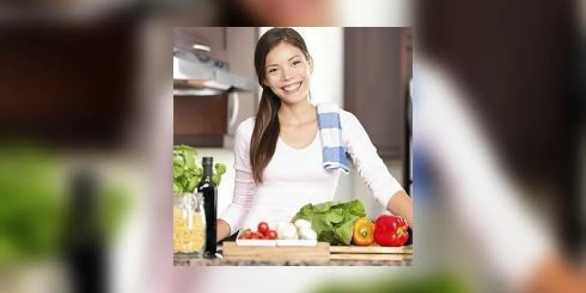 femme de cuisine faisant de la nourriture