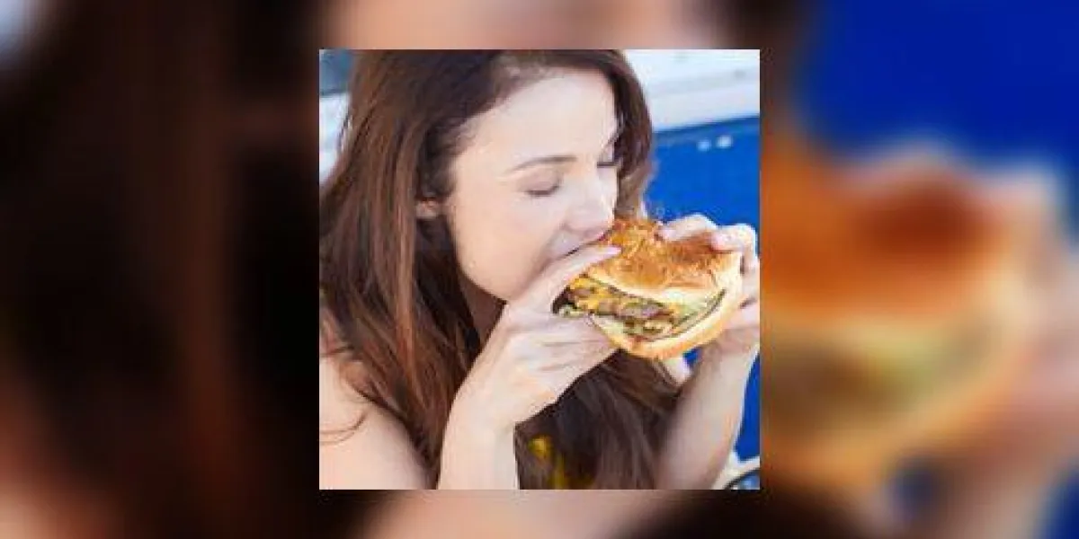 jeune femme mangeant un délicieux hamburger jeune femme mangeant un délicieux hamburger