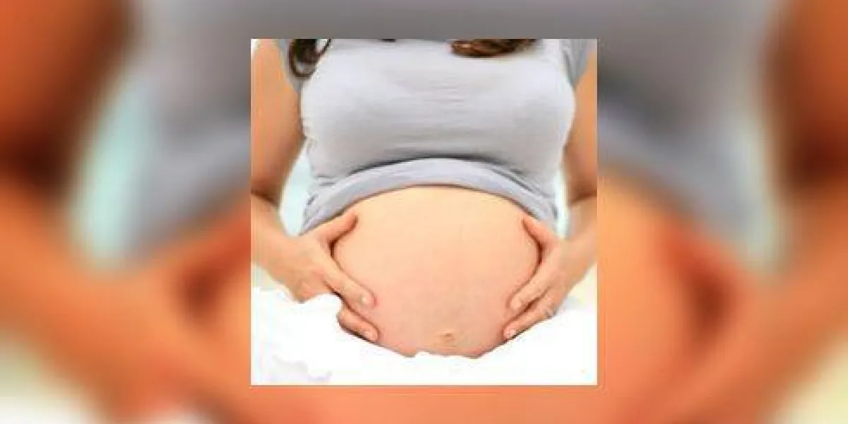 ventre enceinte à l'océan