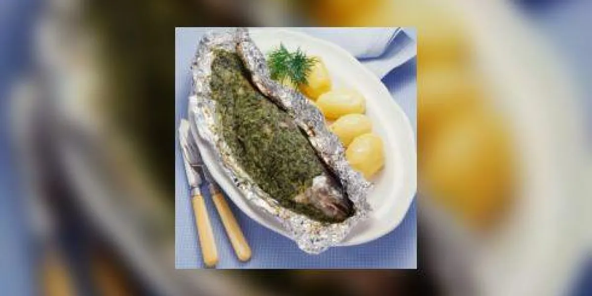 truite aux herbes en feuille d'aluminium avec pommes de terre