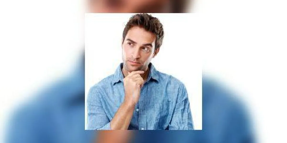 beau jeune homme regardant pensif tout en isolé sur blanc beau jeune homme regardant pensif tout en isolé sur blanc