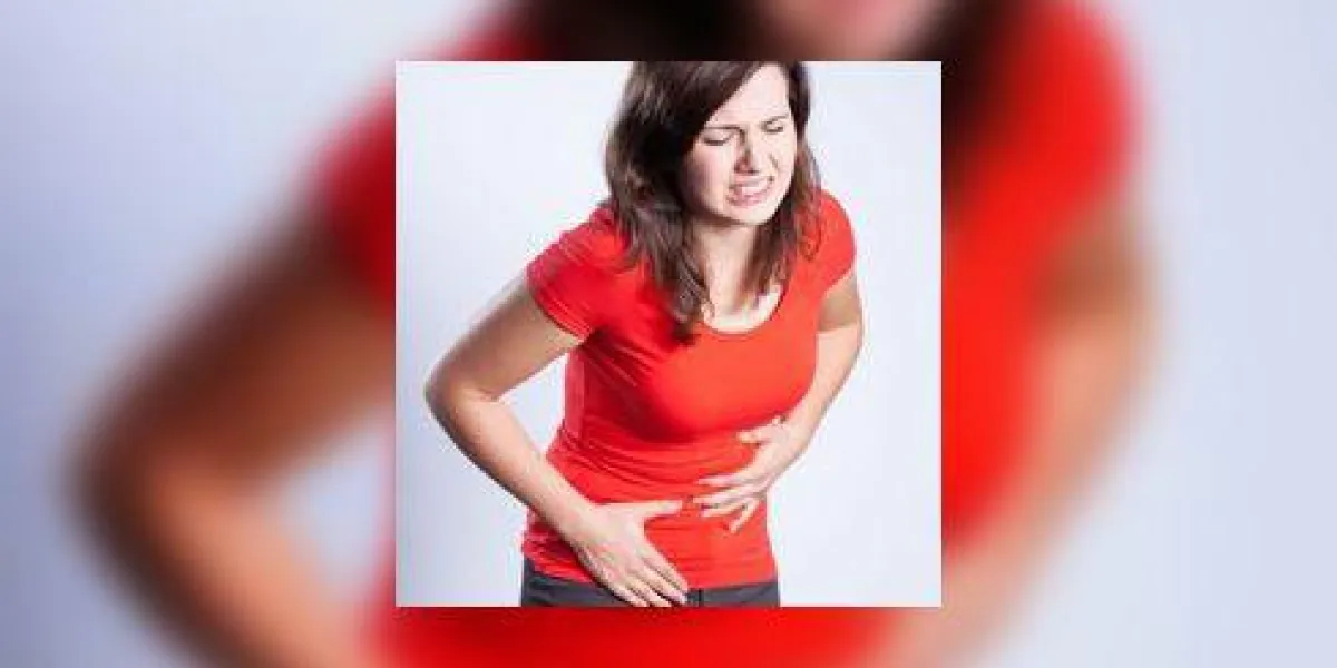 jeune jolie fille avec une douleur blessante dans l'abdomen jeune jolie fille avec une douleur blessante dans l'abdomen