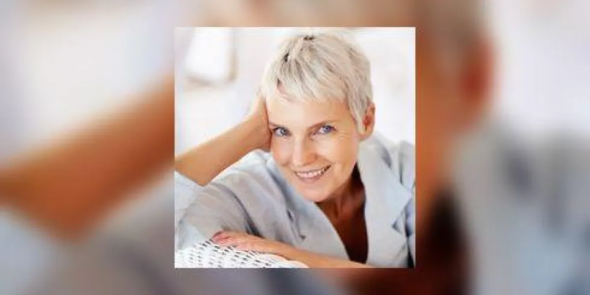 photo d'une femme à la retraite fraîche se détendre à la maison photo d'une femme à la retraite fraîche se détendre à la maison