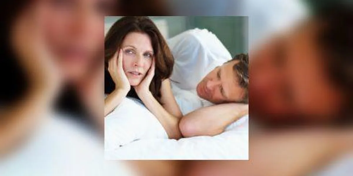 femme malheureuse ayant des problèmes au lit avec son mari femme malheureuse ayant des problèmes au lit avec son mari