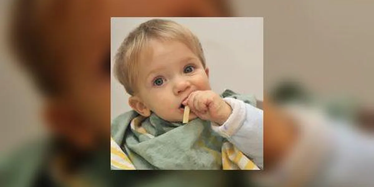 enfant mange des pates enfant mange des pates