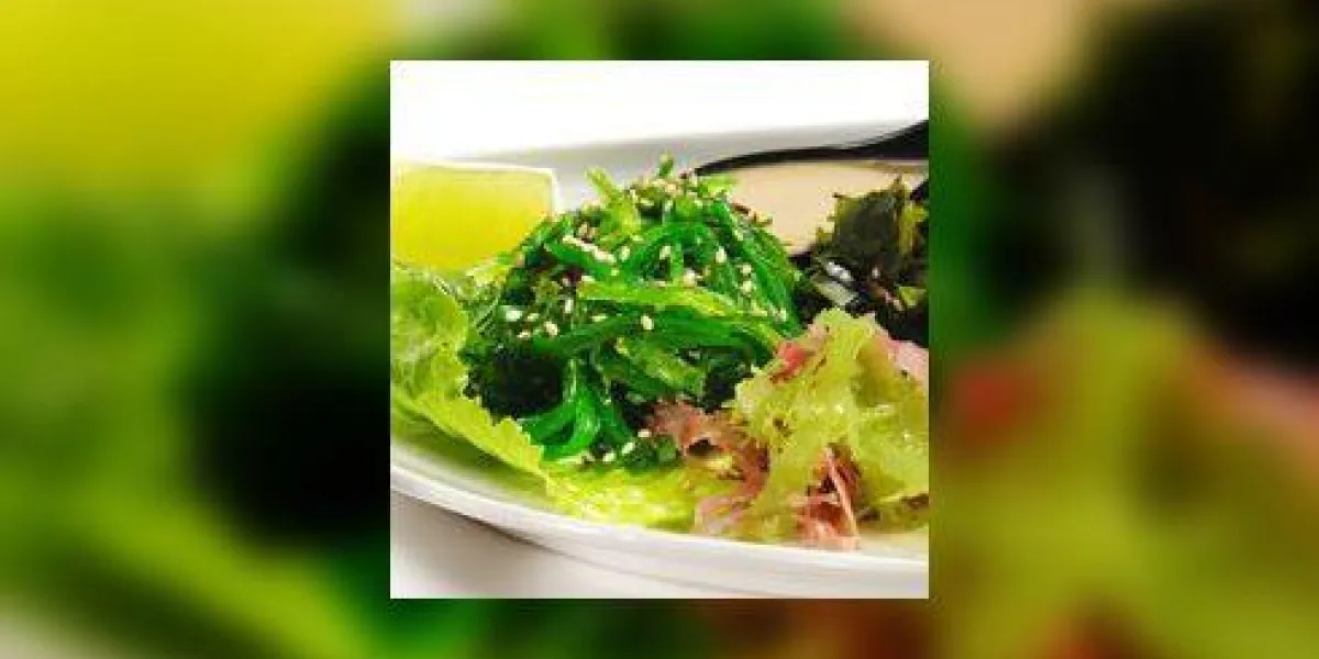 cuisine japonaise - salade d'algues avec sauce citron vert et noix cuisine japonaise - salade d'algues avec sauce citron vert et noix