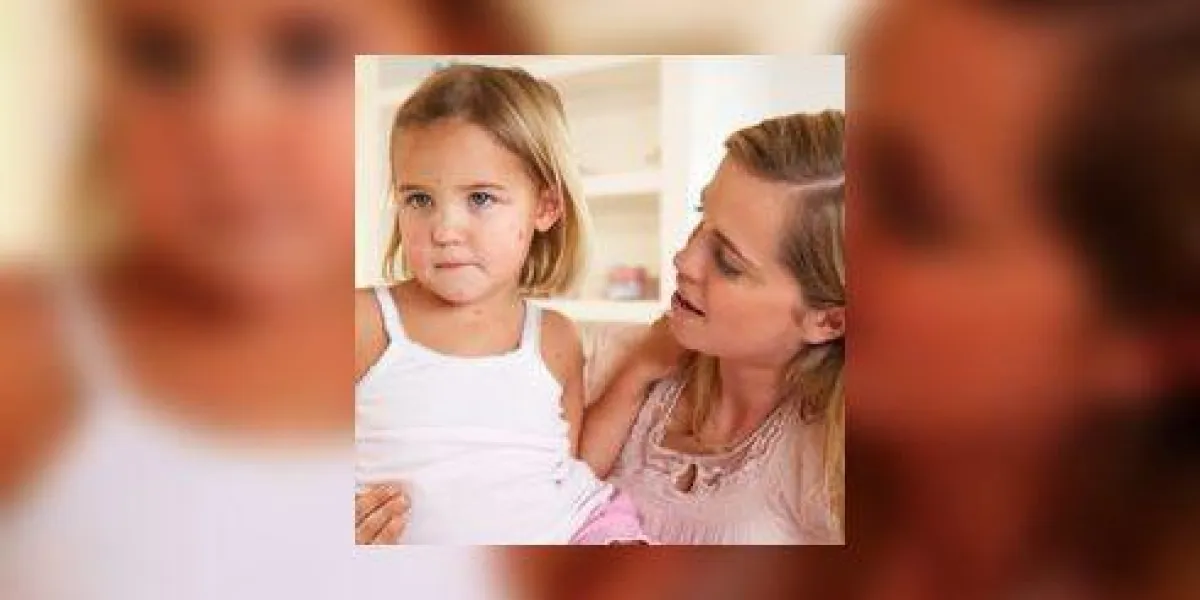 mère allaitant un enfant malade