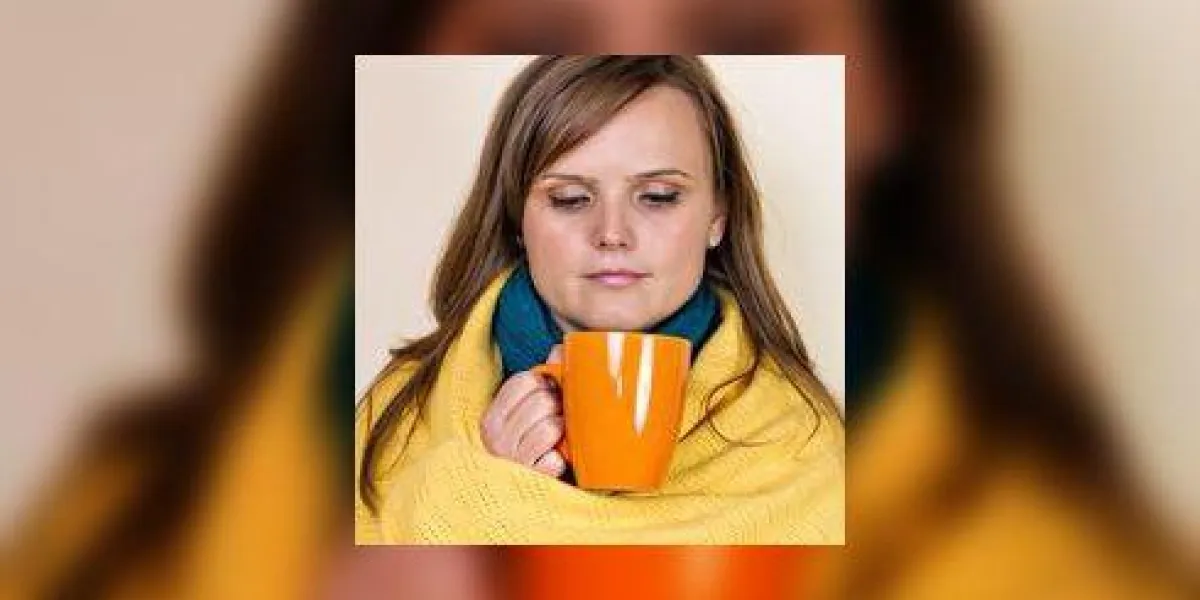 jeune femme recouverte d'une couverture, tenant une tasse de thé, assis sur le canapé à la maison jeune femme recouverte d'une couverture, tenant une tasse de thé, assis sur le canapé à la maison
