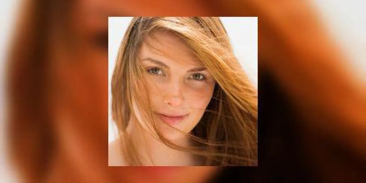 femme avec des cheveux soufflé par le vent femme avec des cheveux soufflé par le vent