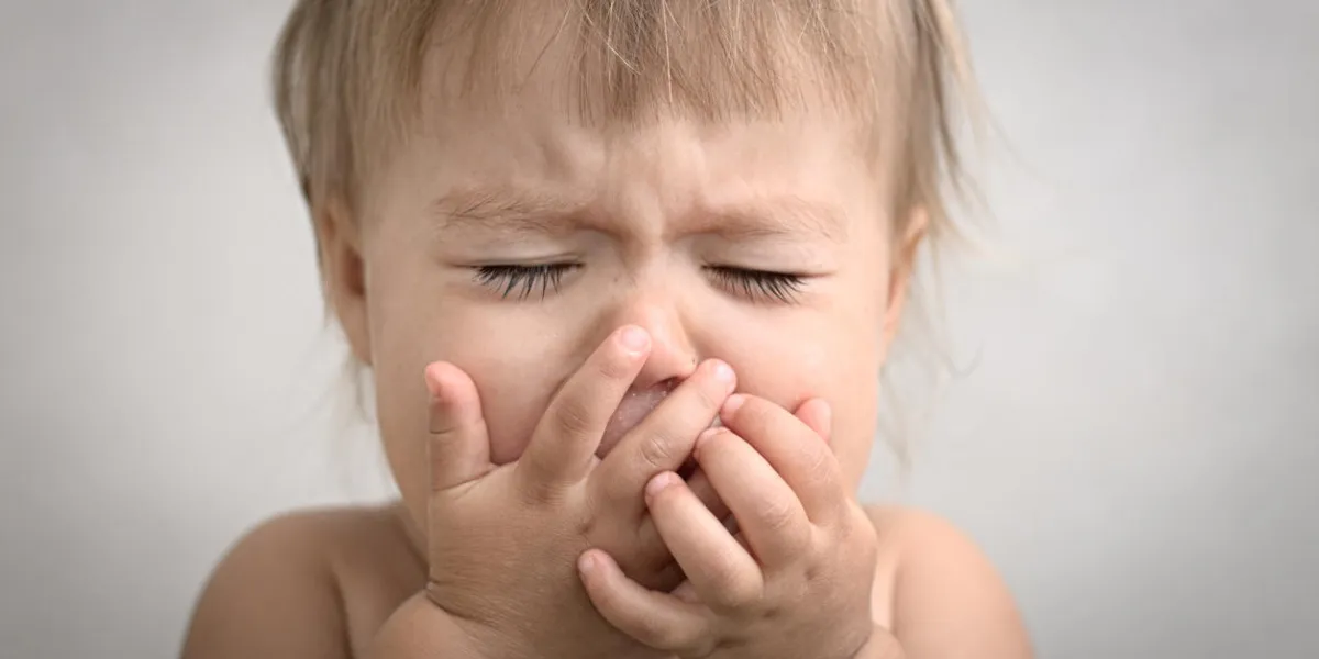 dramatiquement avec crémage pleurer bébé portrait très émotif