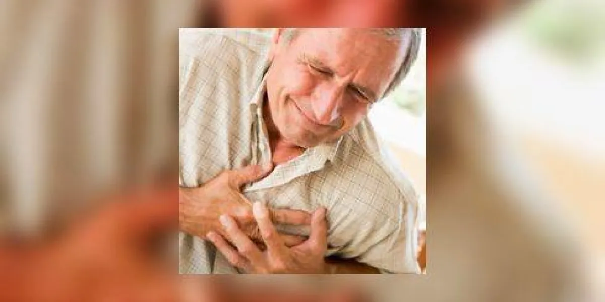 homme serrant son coeur