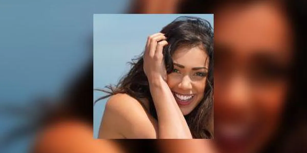 portrait d'un jeune beau couple souriant en amour homme donnant un ferroutage portrait d'un jeune beau couple souriant en amour homme donnant un ferroutage