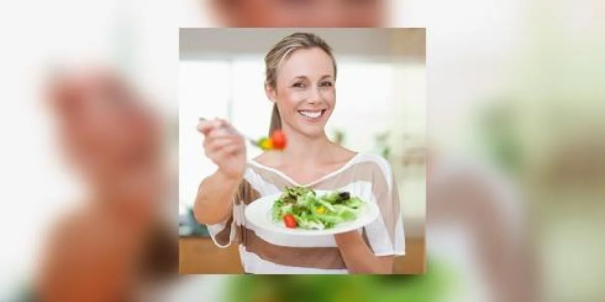 femme offrant une salade saine femme offrant une salade saine