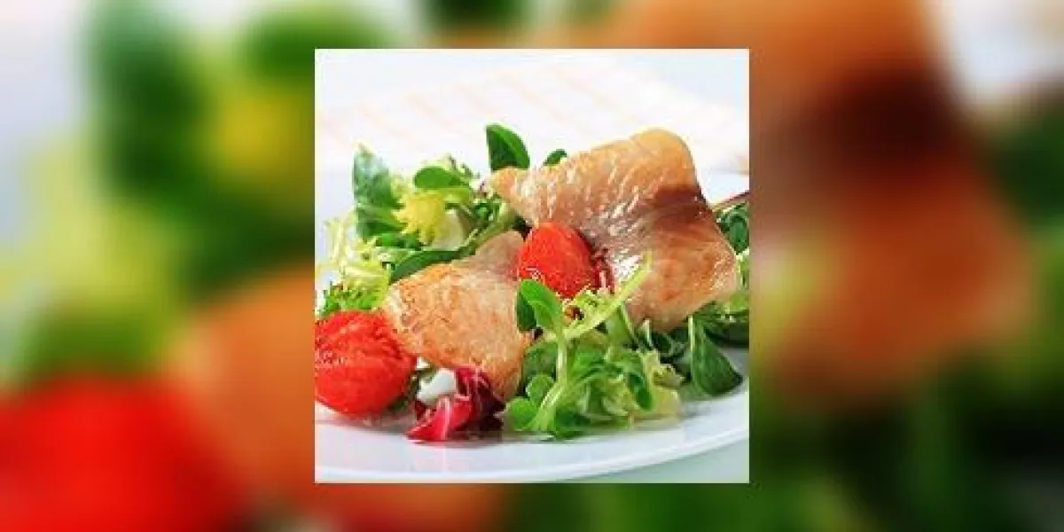 brochette de poisson et salade verte brochette de poisson et salade verte