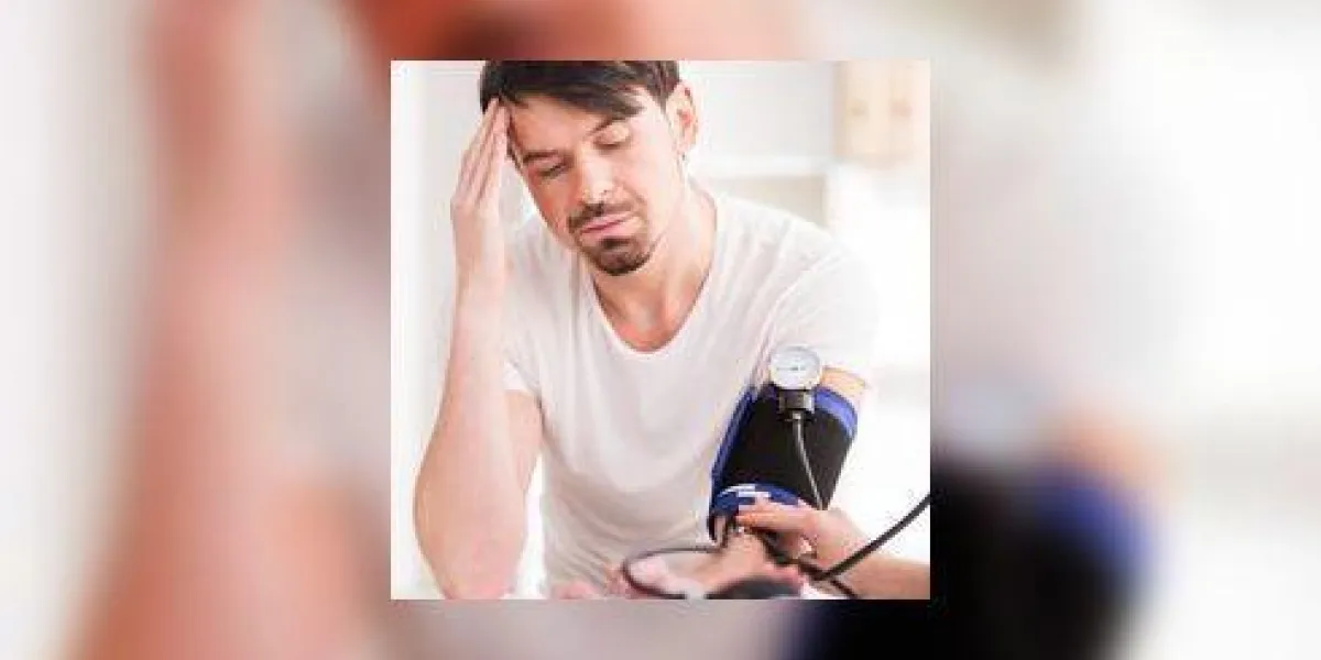 le médecin mesure la pression à un jeune homme avec des maux de tête le médecin mesure la pression à un jeune homme avec des maux de tête