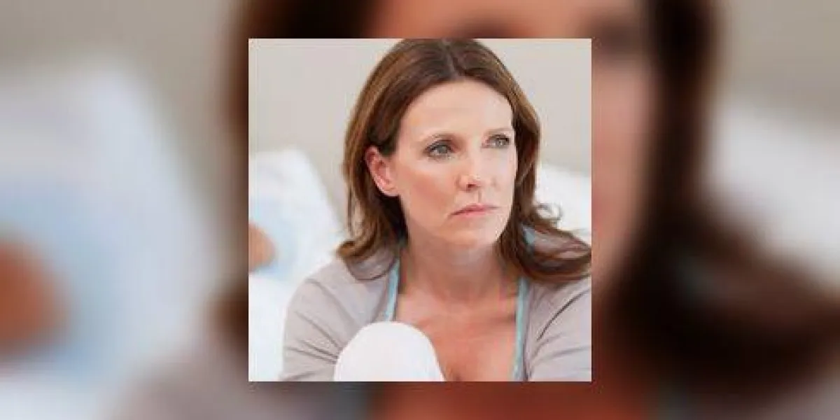femme triste sur le lit avec son mari en arrière-plan