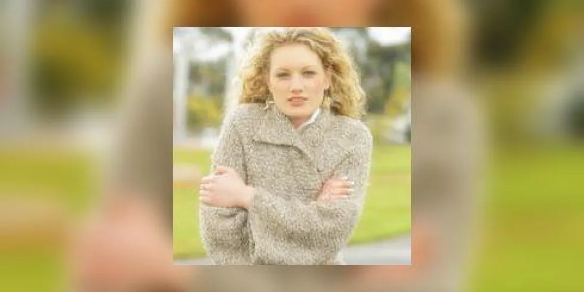 une photo stock d'une femme avec des cheveux bouclés blonds dans une froide journée d'hiver