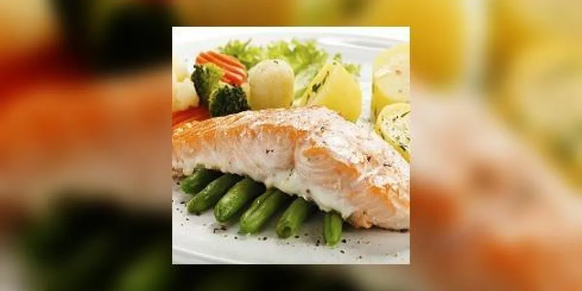 saumon rôti, pommes de terre bouillies et légumes saumon rôti, pommes de terre bouillies et légumes