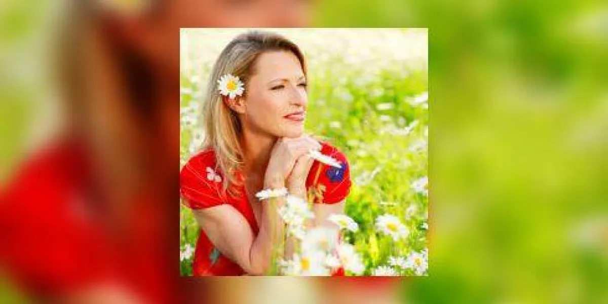 femme heureuse dans le champ de la fleur de marguerite femme heureuse dans le champ de la fleur de marguerite