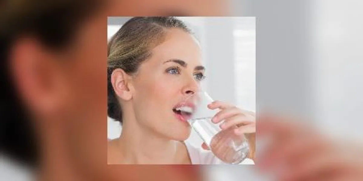 femme pensive, eau potable femme pensive, eau potable
