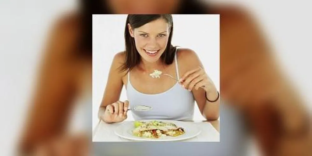 portrait d'une jeune femme mangeant des poissons grillés et des légumes portrait d'une jeune femme mangeant des poissons grillés et des légumes