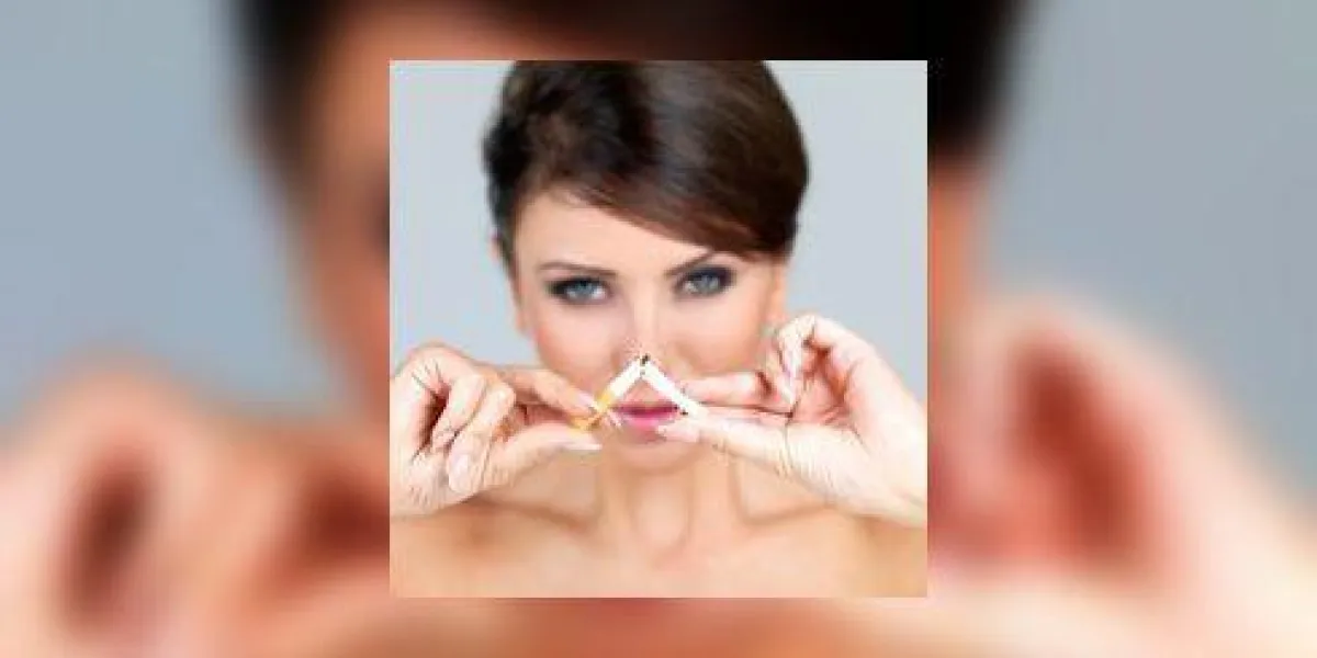 portrait de belle femme, elle freine une cigarette portrait de belle femme, elle freine une cigarette