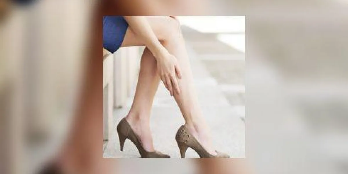 femme en talons en massant les jambes fatiguées