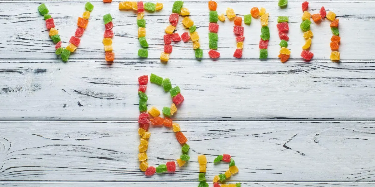 à partir de morceaux de fruits confits colorés aménagé le mot vitamine b12 à partir de morceaux de fruits confits colorés aménagé le mot vitamine b12