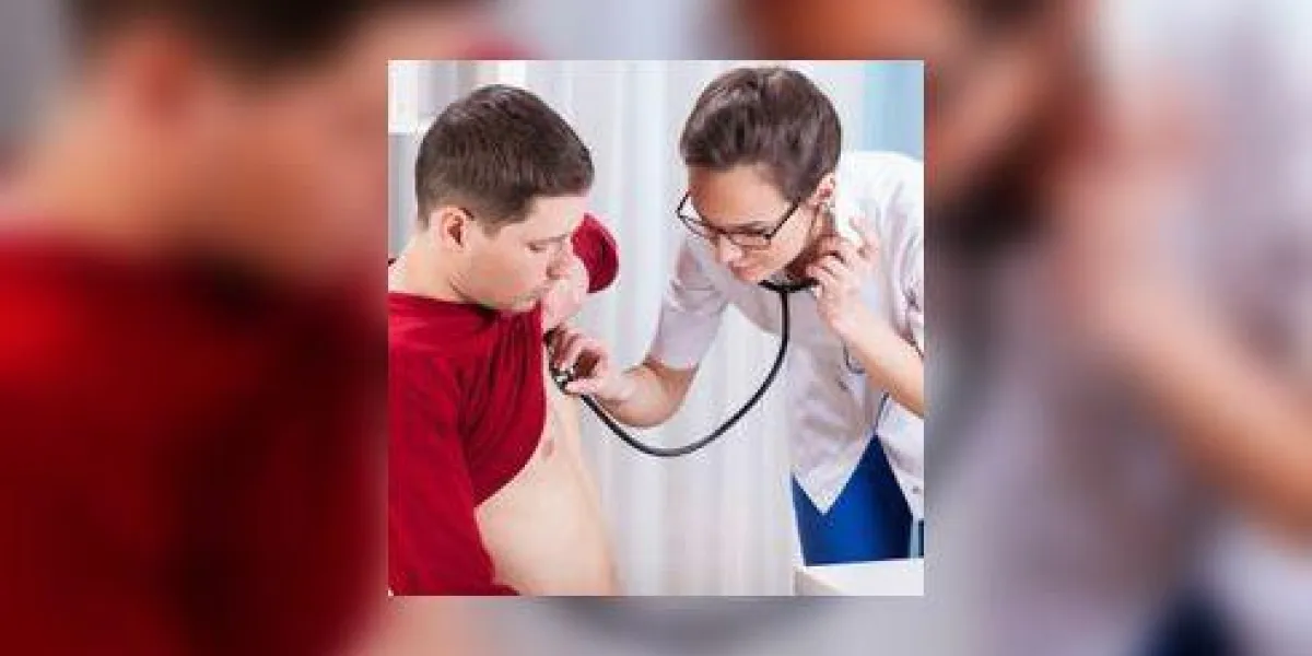 jeune médecin examinant le cœur d'un patient