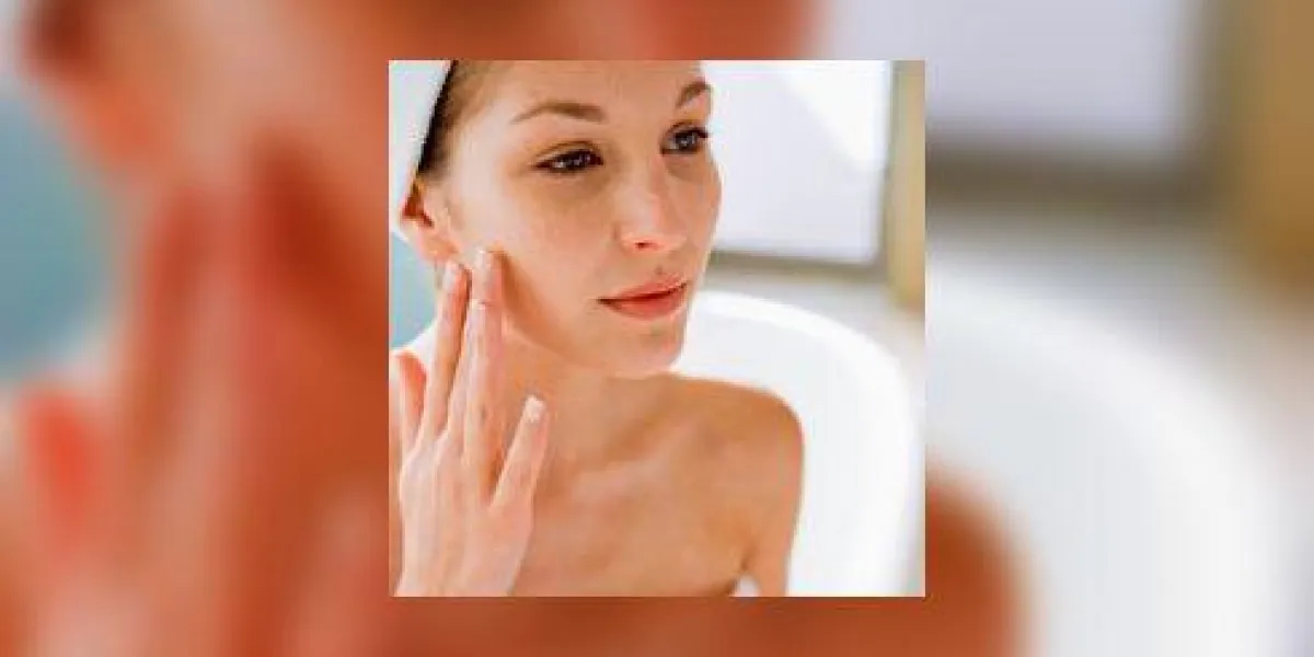 femme à l'aide de crème hydratante